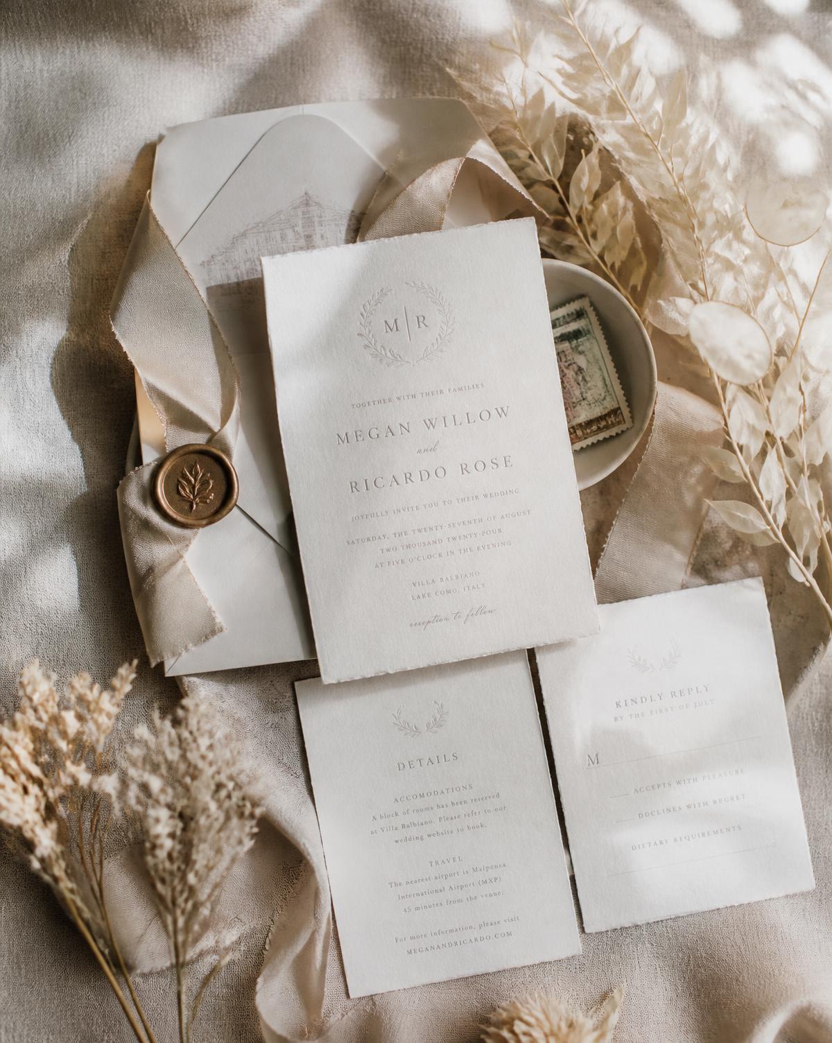 Papeterie de mariage crème avec ruban de soie et fleurs séchées